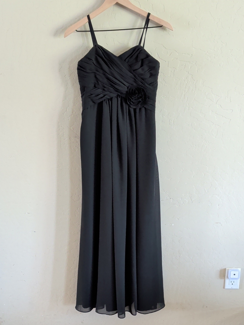 Elegant Black Spaghetti-Strap Evening Dress